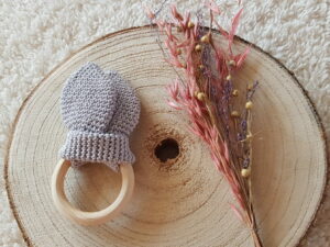 Bijtring met grijs gehaakte oortjes