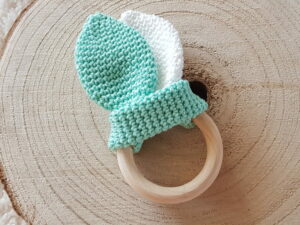 bijtring met mint/wit gehaakte oortjes