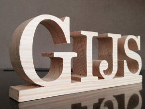 Naam in hout. Prijs gaat per letter: 6 euro.